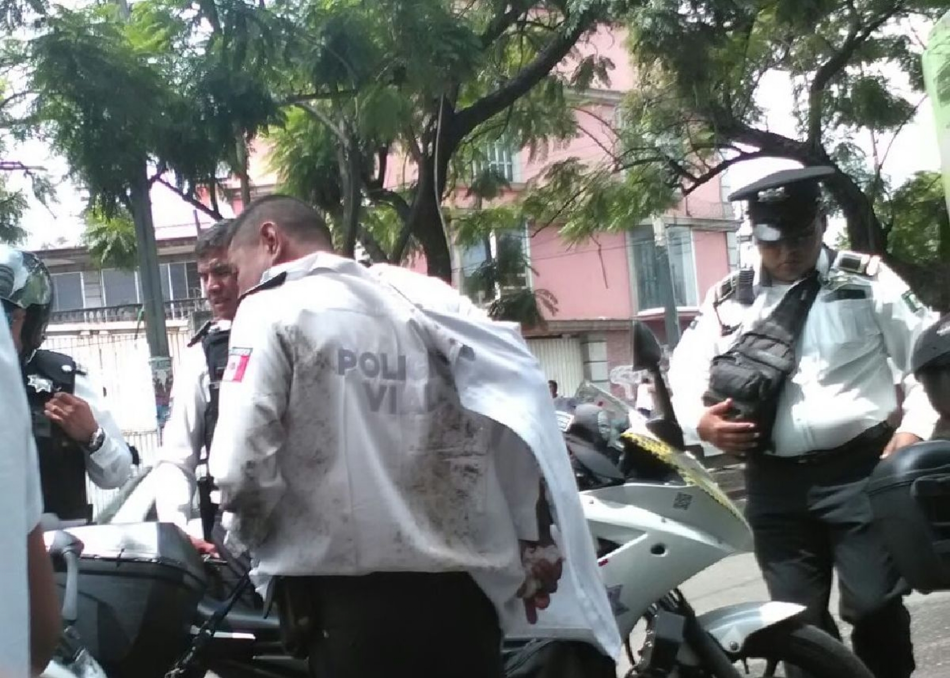 Automovilista arremete a golpes contra policía vial