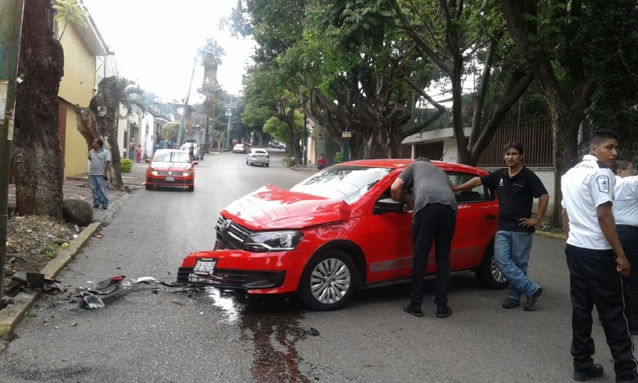 Impactó su auto contra un poste de energía eléctrica