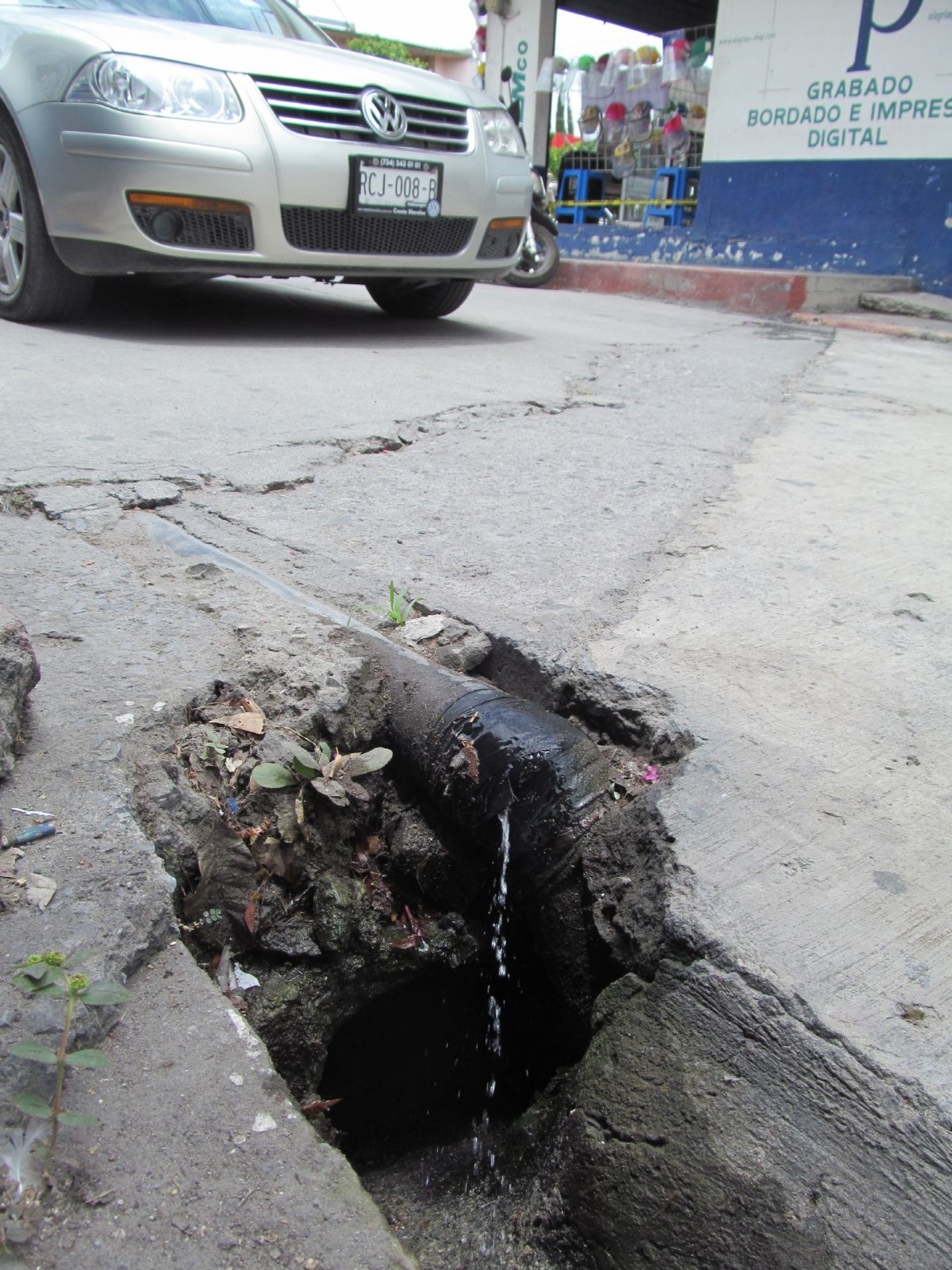 Fuga de agua en colonia de Jojutla tiene ya cuatro años