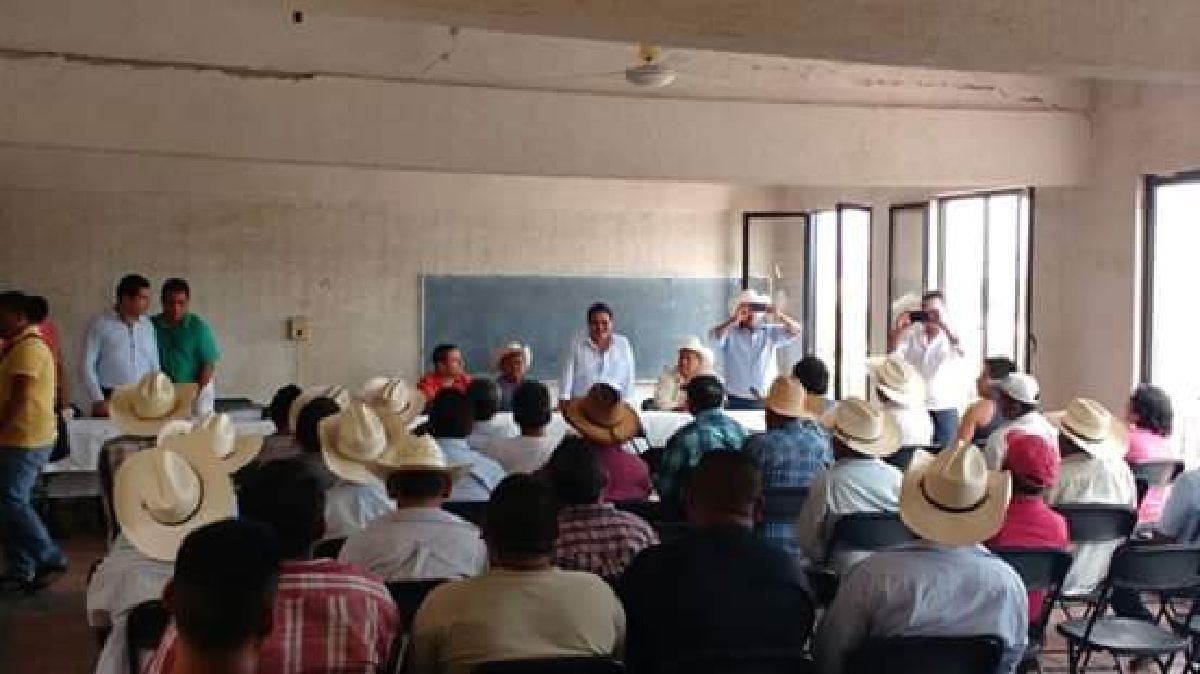 Apoyos del Faede fueron entregados a ejidatarios de la comunidad de Telixtac por Edgar Muñoz Sanabria