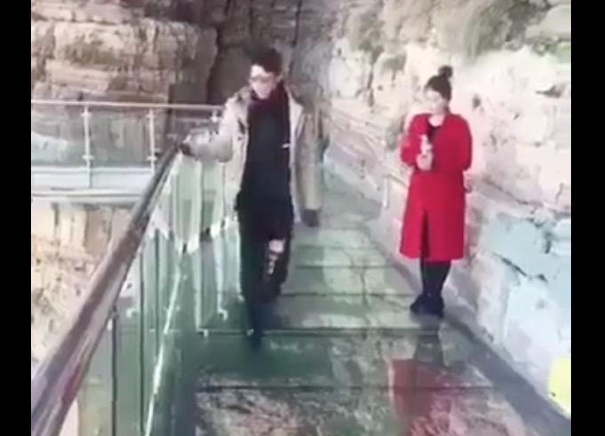 VIDEO: Puente colgante de cristal se "fractura" y así reacciona un turista