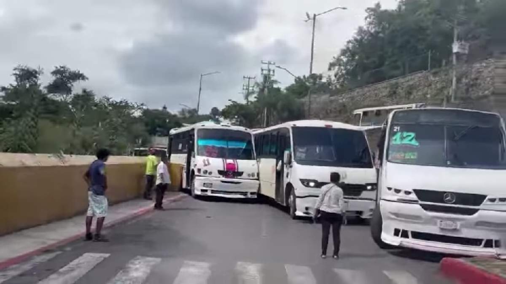 Chocan tres 'rutas' en Cuernavaca