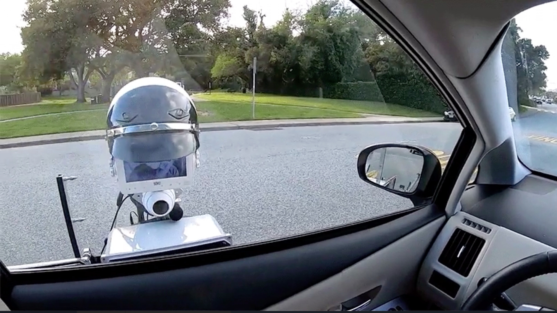 Imagina a este robot policía pidiéndote la documentación en plena carretera