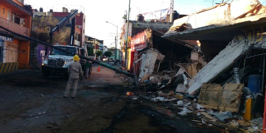 Destrozos por accidente de tráiler en la avenida Álvaro Obregón