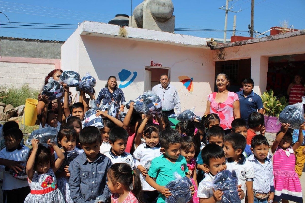 Israel Andrade Zavala continúa con la entrega de uniformes escolares a niñas y niños del municipio