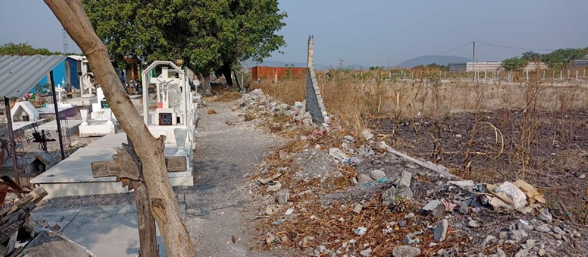 Sin reconstruir, barda perimetral de panteón de Tlaquiltenango