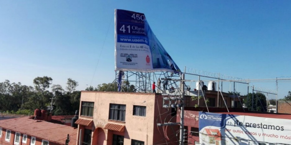Árboles y espectaculares caídos, saldo de fuertes rachas de viento en Cuernavaca
