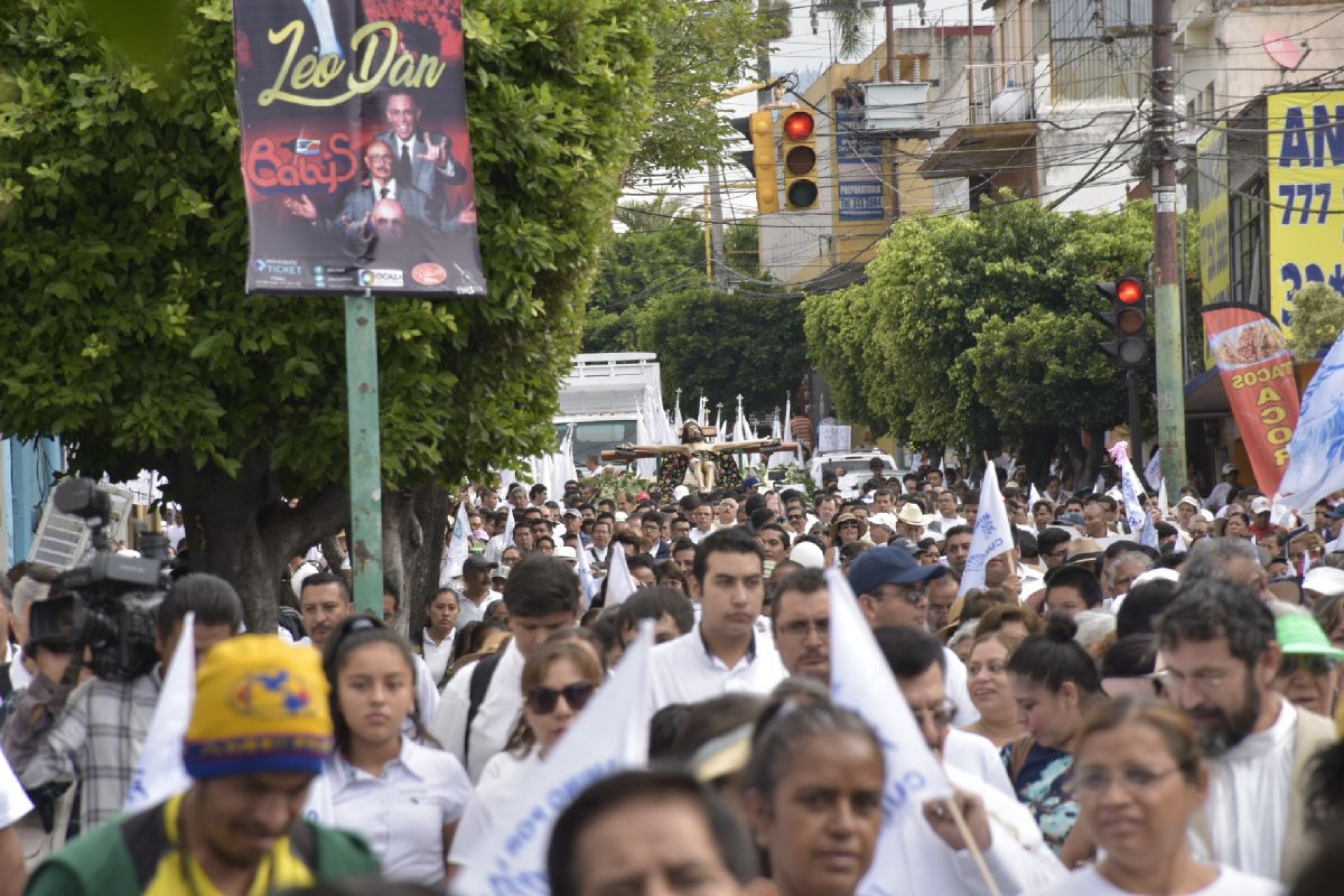 Participan miles de personas en la marcha por la paz