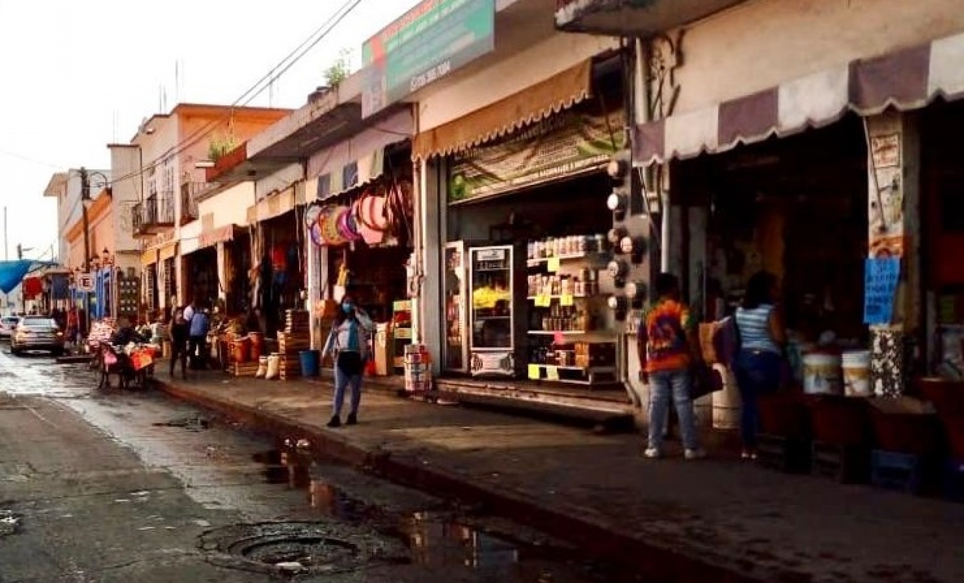 Lamentan comerciantes regreso a semáforo naranja