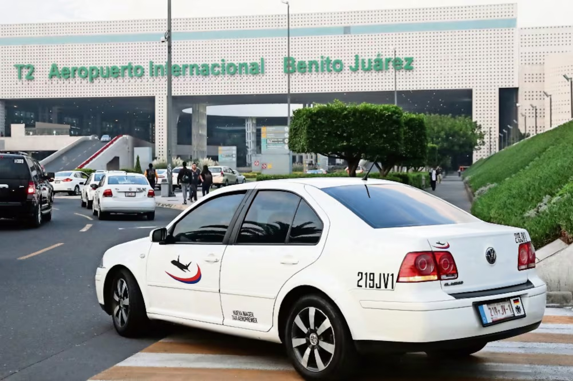 Taxistas bloquean accesos del AICM contra servicio de viajes por aplicación