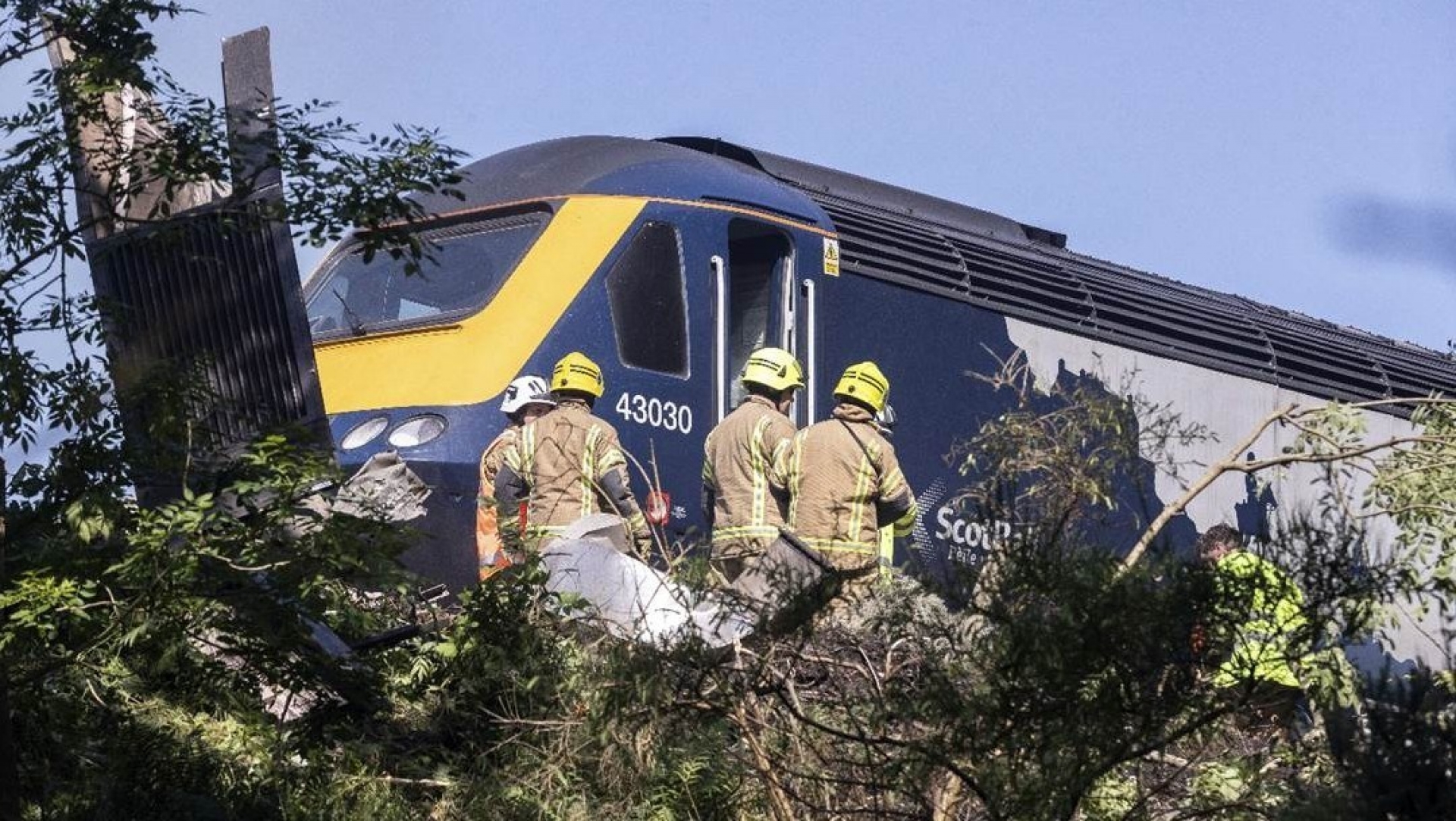 Descarrila tren en costa este de Escocia; reportan varios heridos