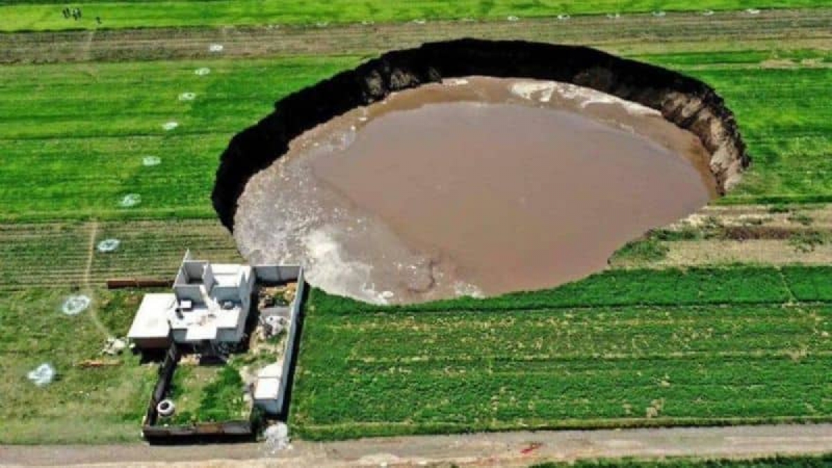 Estafan a familias desalojadas por el socavón en Puebla