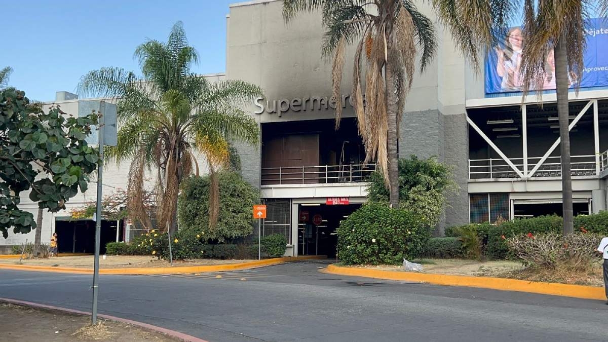Quemó un módulo de celulares en un supermercado