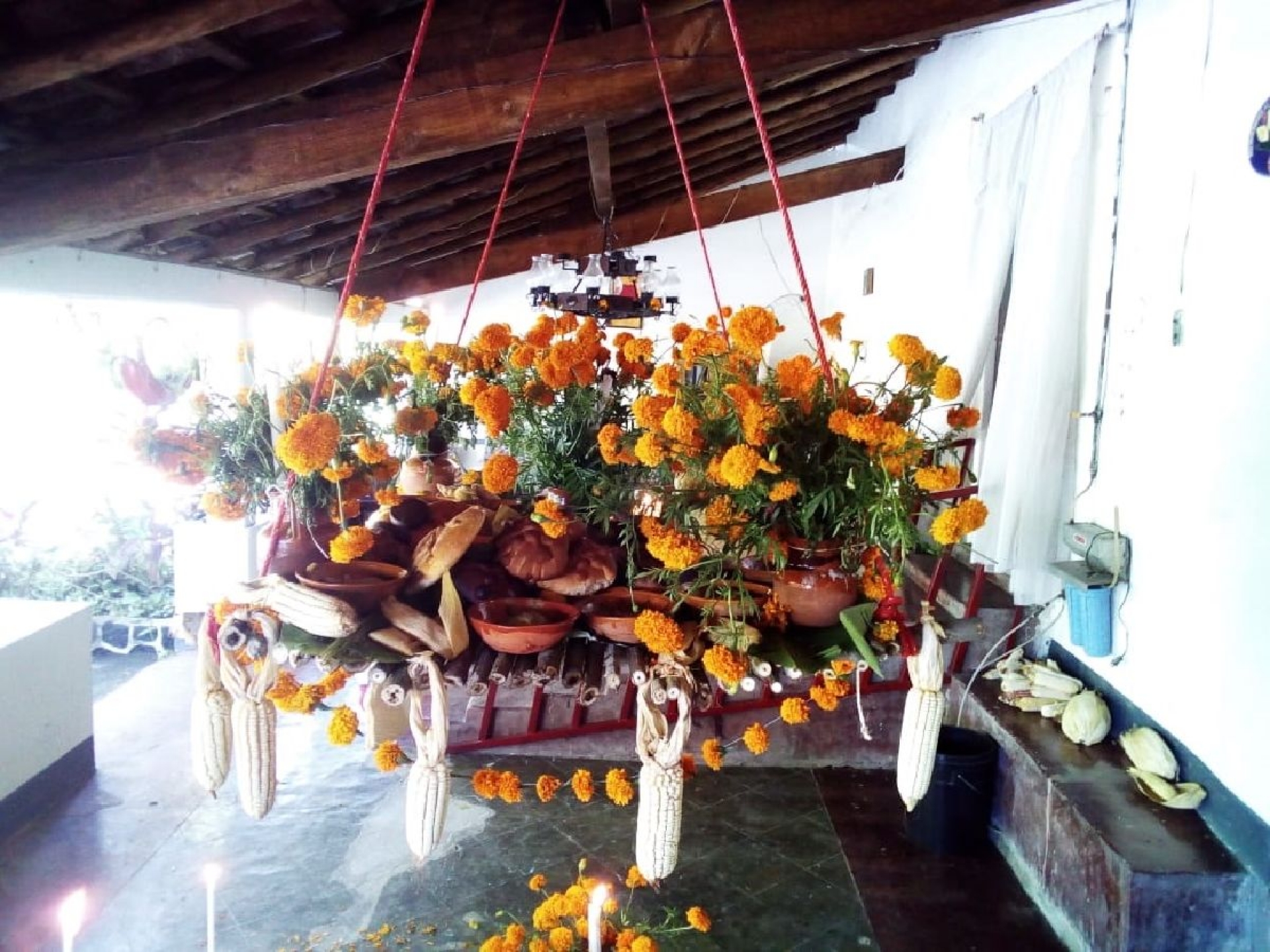 Buscan conservar la tradición de las ofrendas colgantes en Coatetelco