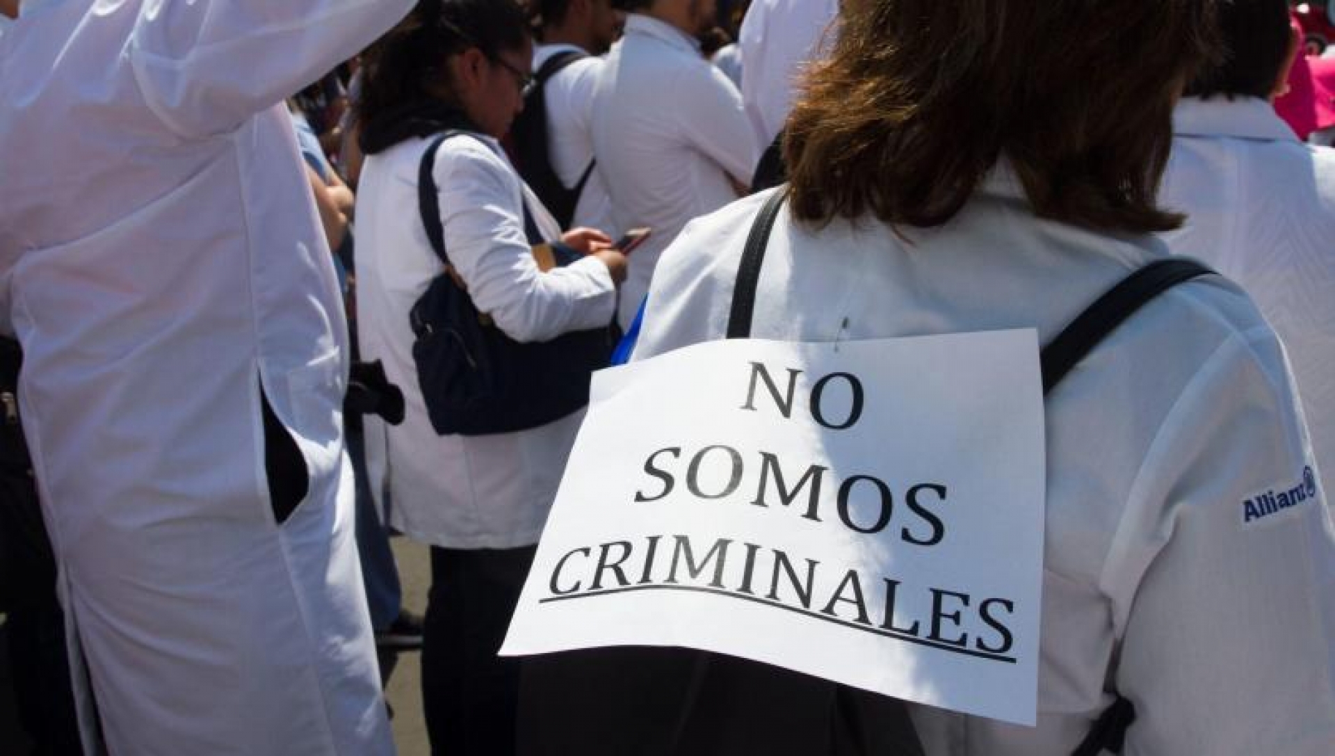 Proponen 15 años de prisión por agredir a personal sanitario
