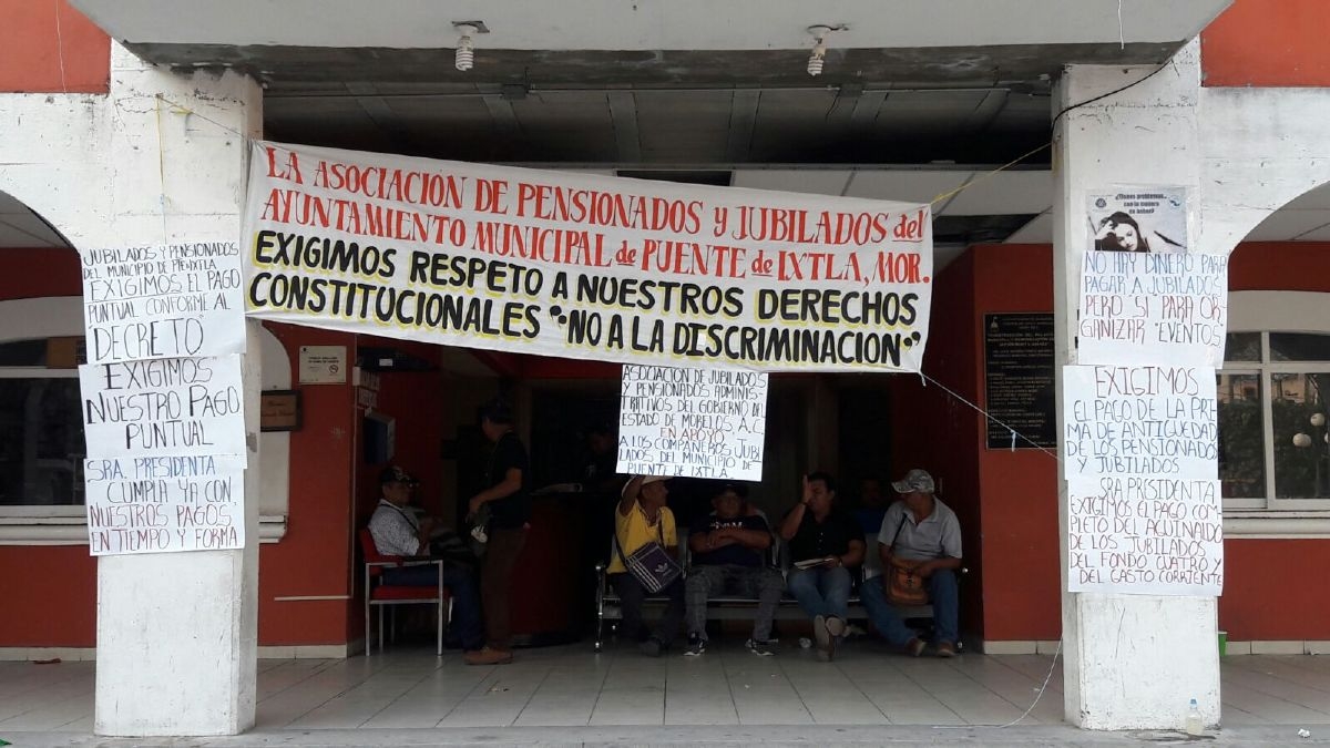 Jubilados y pensionados tomaron la presidencia de Puente de Ixtla en demanda de pagos pendientes