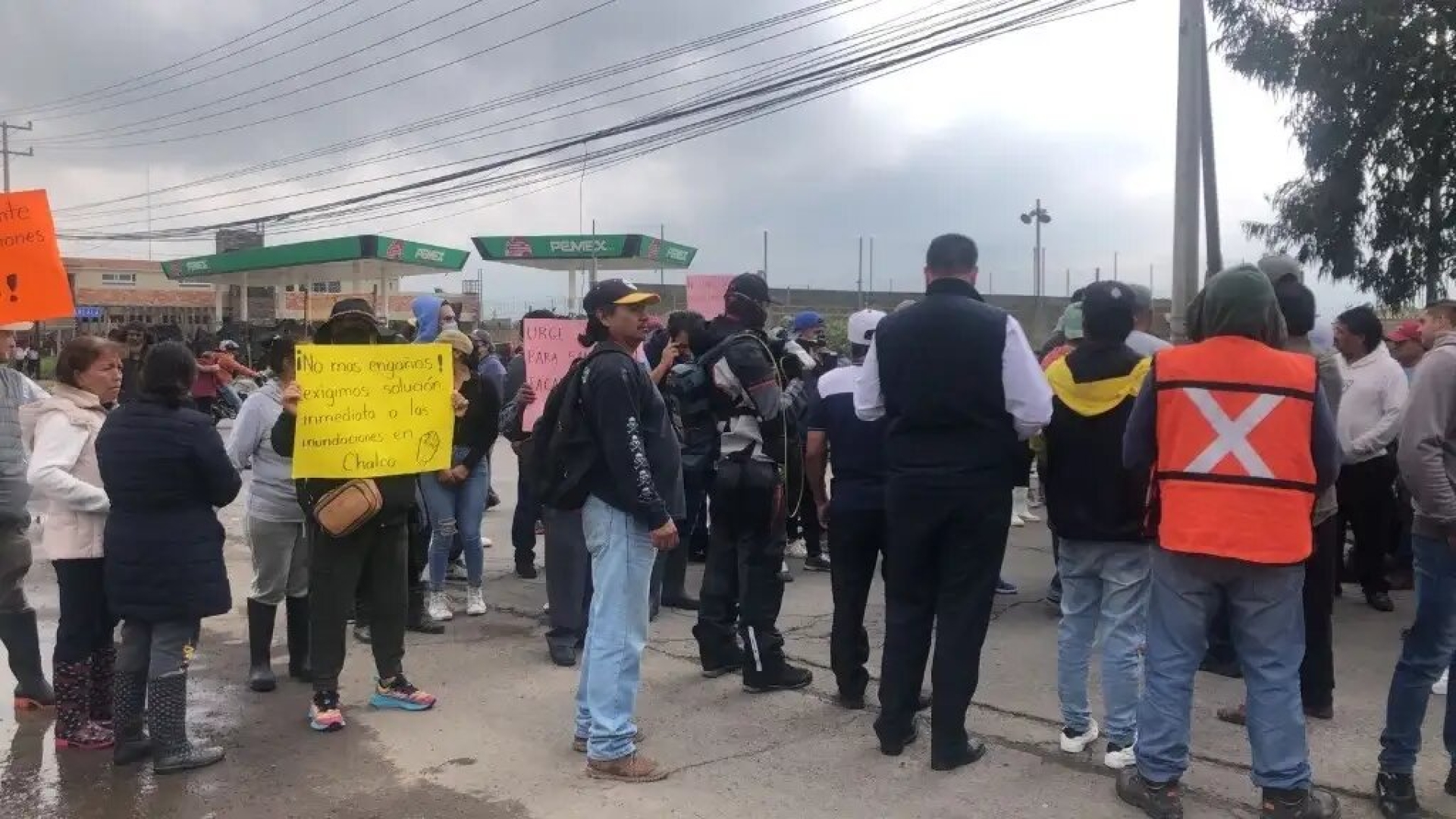 Vecinos de Chalco bloquean carretera México-Cuautla tras inundaciones