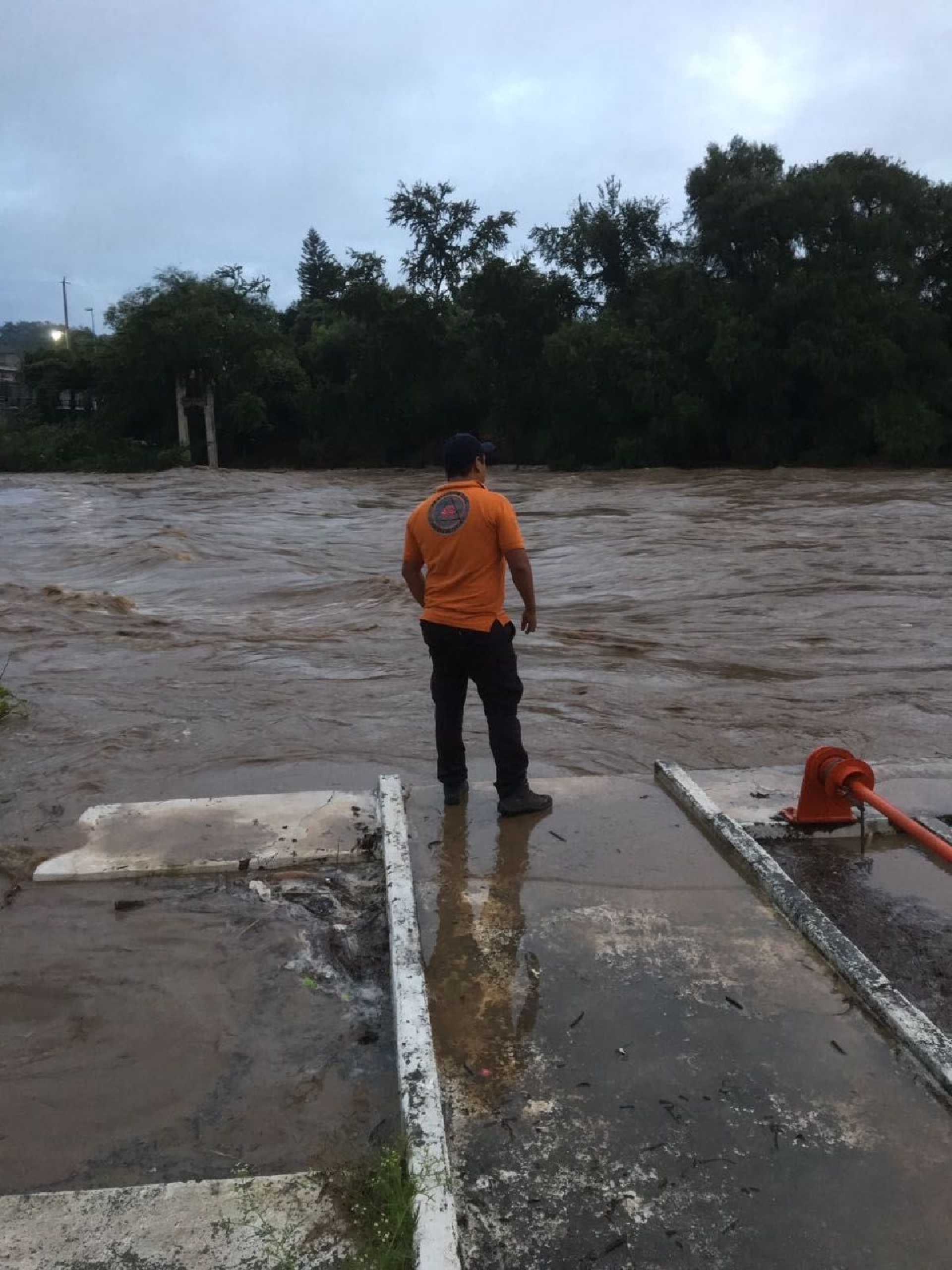 Llaman a no cruzar ríos y barrancas durante crecientes