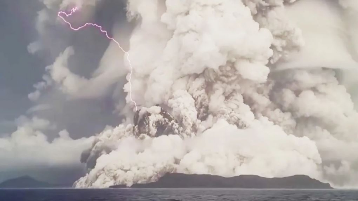 Aviones evalúan daños por la erupción del volcán submarino en Tonga y el tsunami