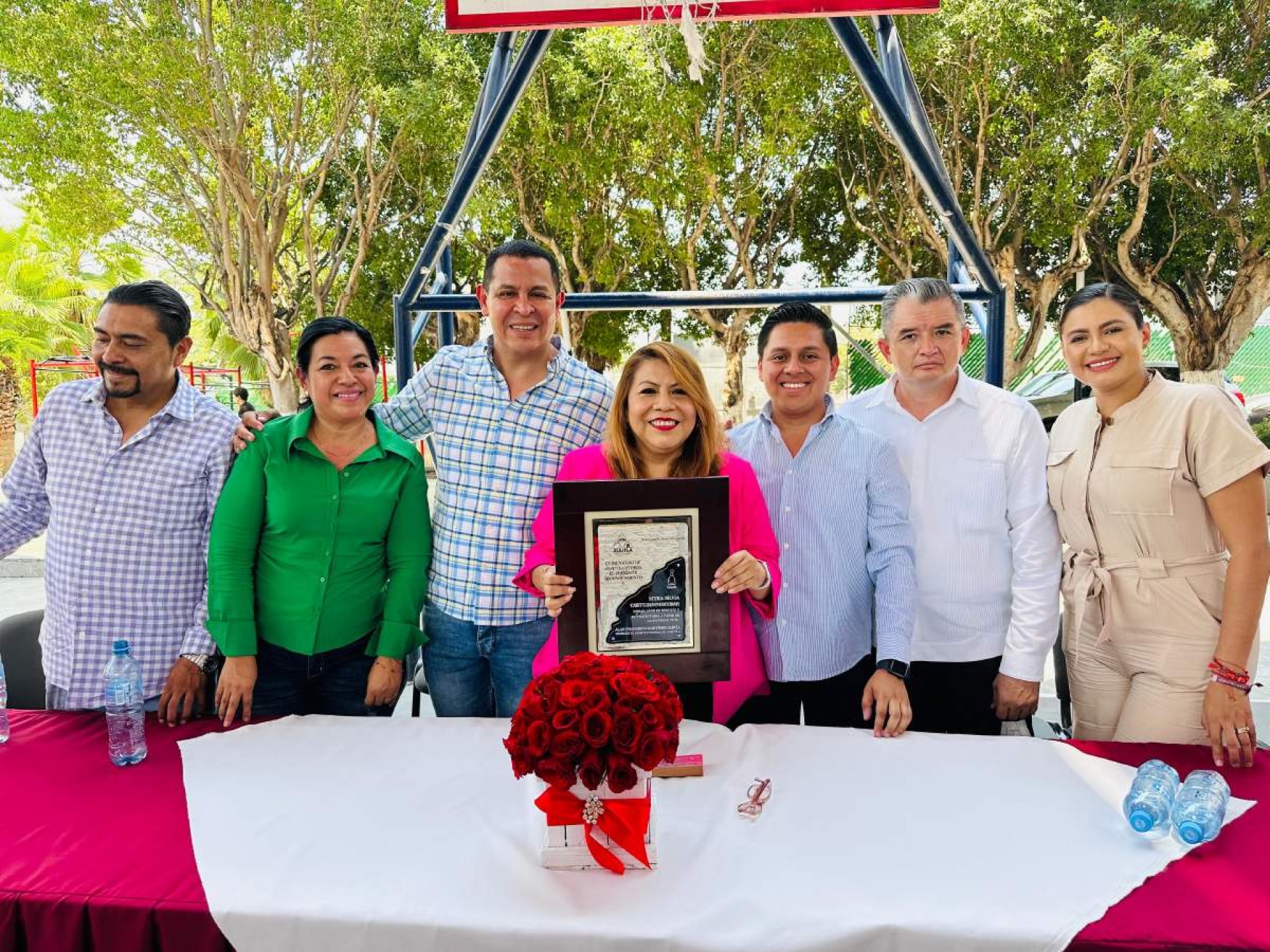 Gobierno de Jojutla entrega reconocimiento a Silvia Cartujano Escobar