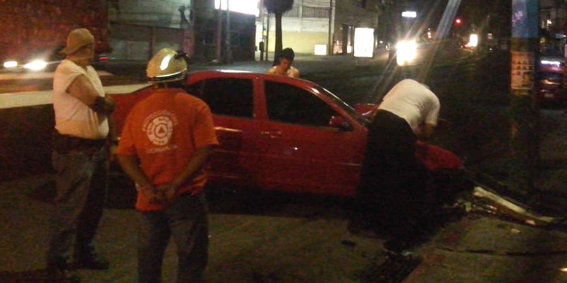 Se impacta automóvil contra poste de alumbrado público en el bulevar Cuauhnáhuac