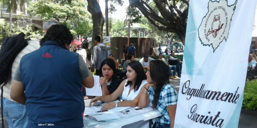 Abogados recaban firmas para integrarlas a denuncia por fallas en paso exprés