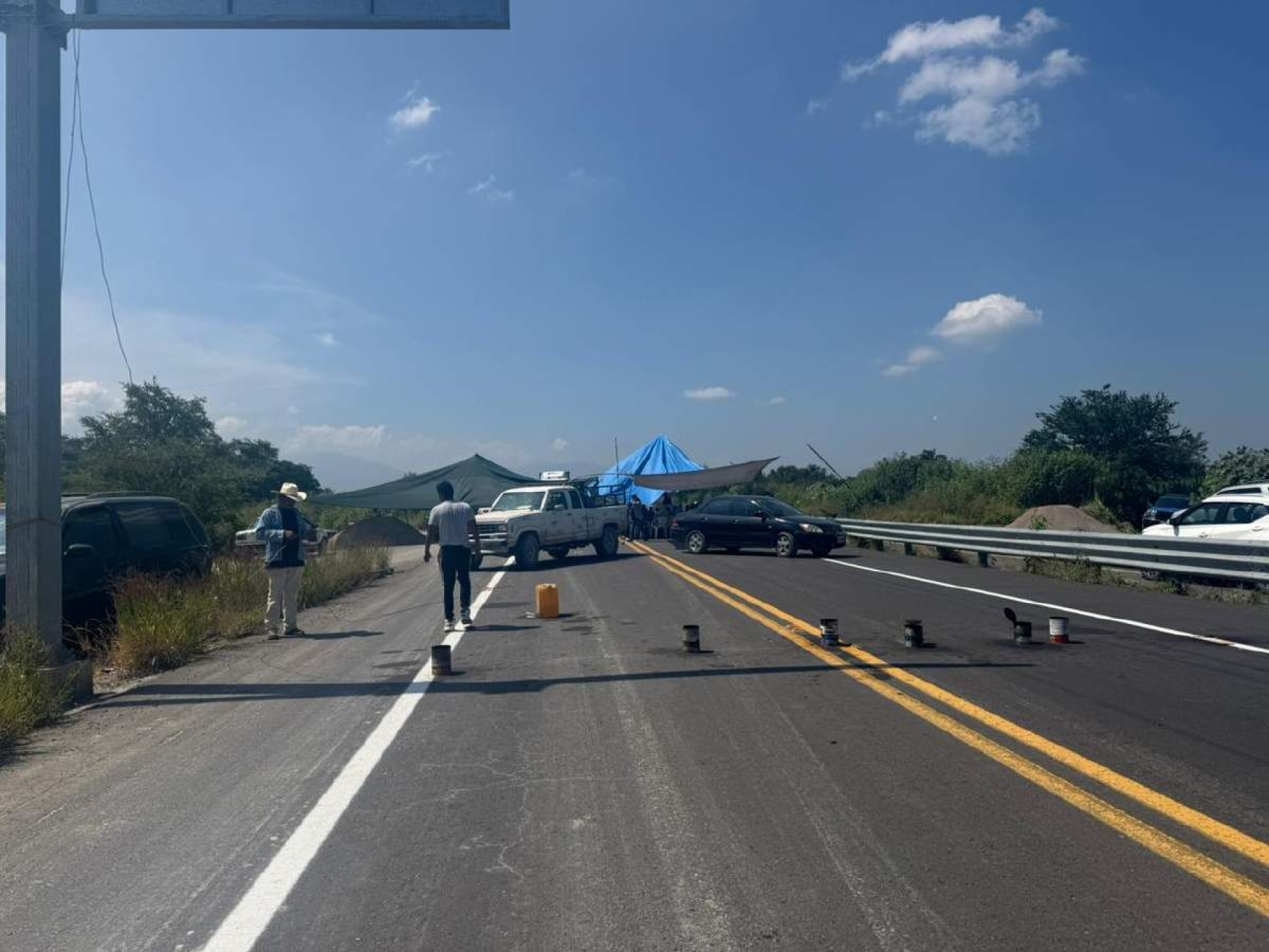 Mantienen ejidatarios plantón en autopista Siglo XXI