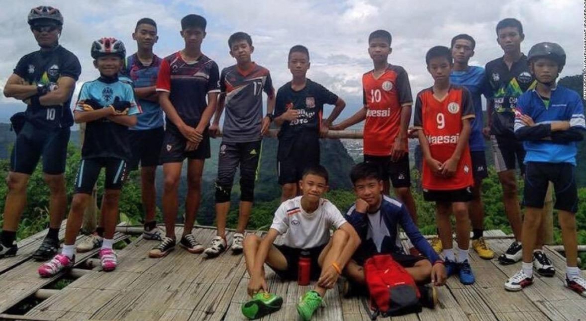 Rescatados los 12 niños y su entrenador atrapados en una cueva de Tailandia