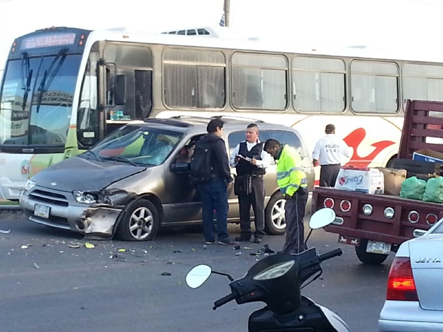 Choca motociclista contra una camioneta en Zacatepec