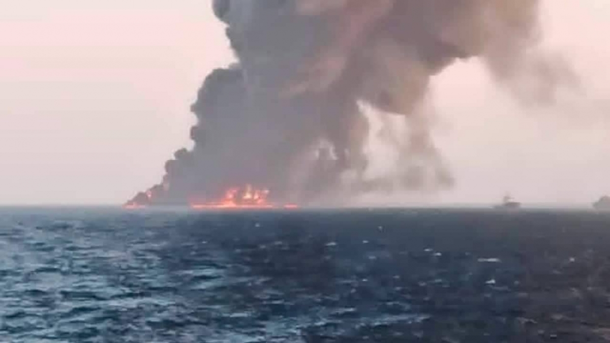 Se incendia y hunde un buque militar iraní en el golfo de Omán