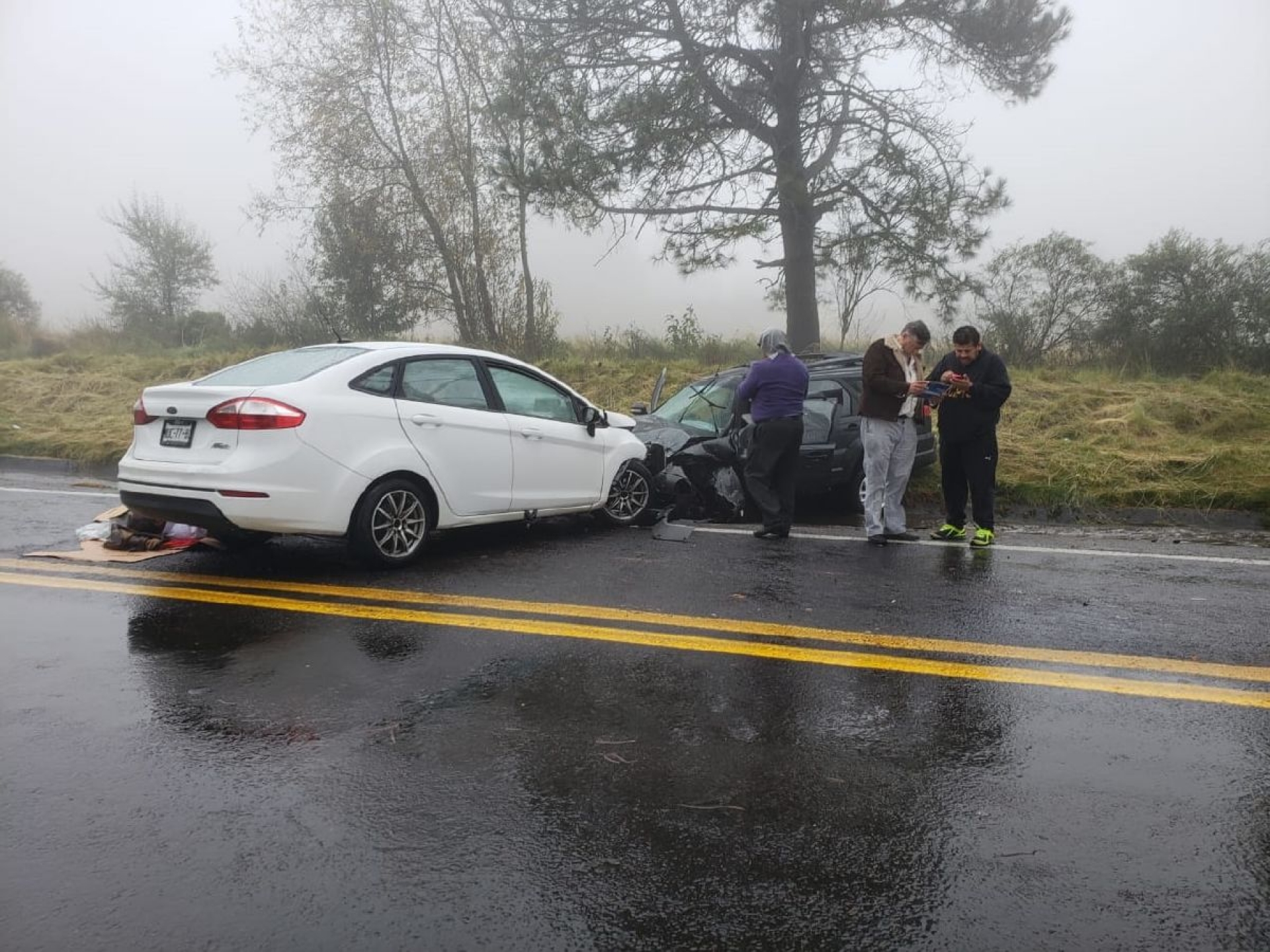 Choque entre tres autos deja cinco heridos