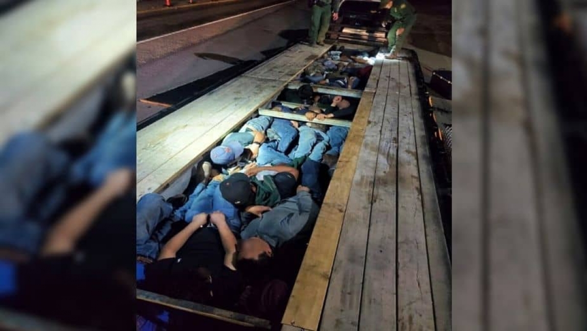 Hallan a 20 migrantes que viajaban escondidos en un remolque en Texas