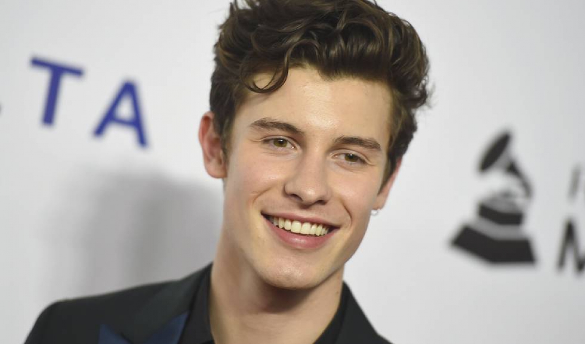 VIDEO: ¡SUELO! Shawn Mendes se cae en pleno concierto