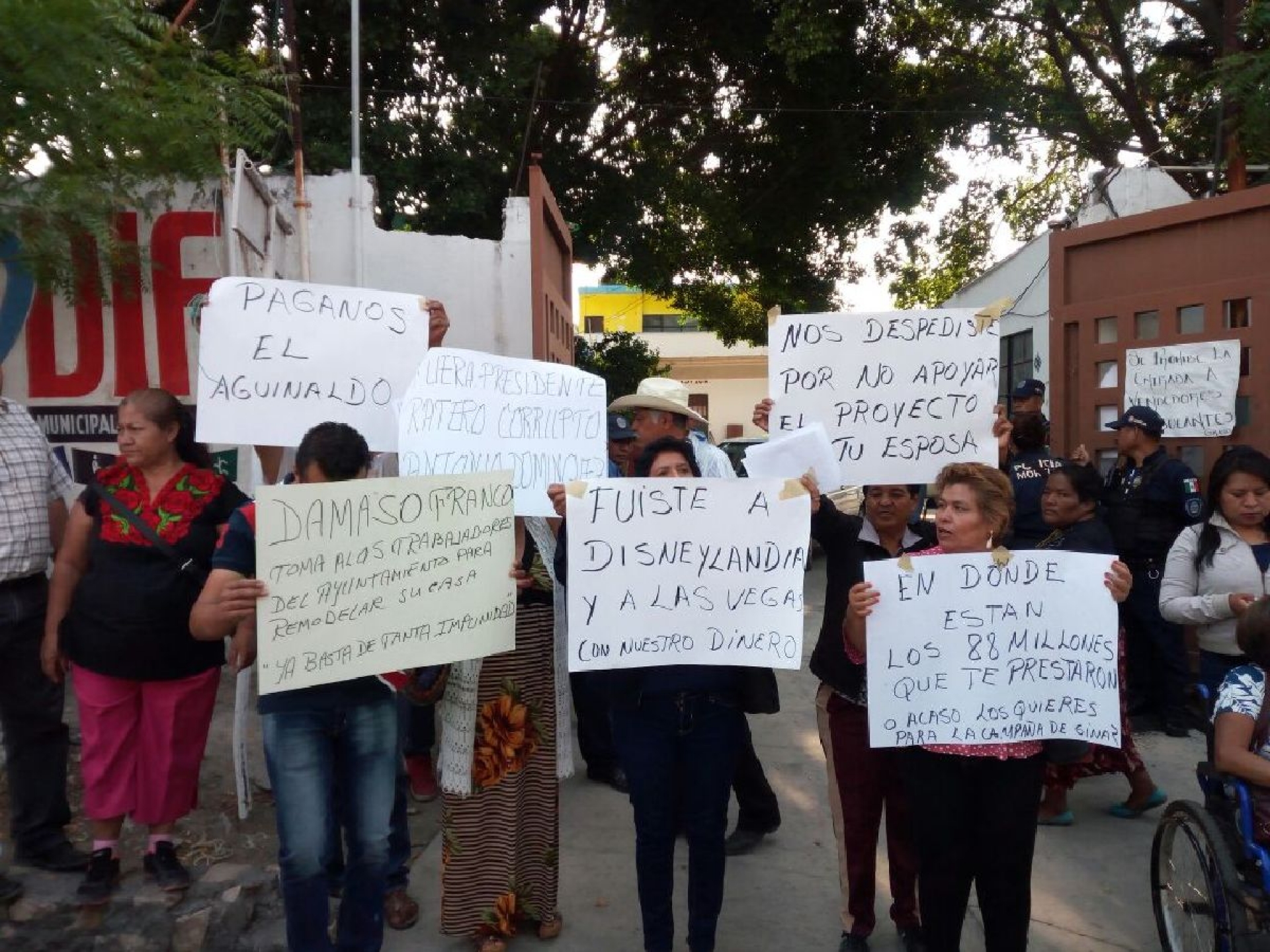 Protestan extrabajadores de Ayala en exigencia del pago de sus quincenas atrasadas