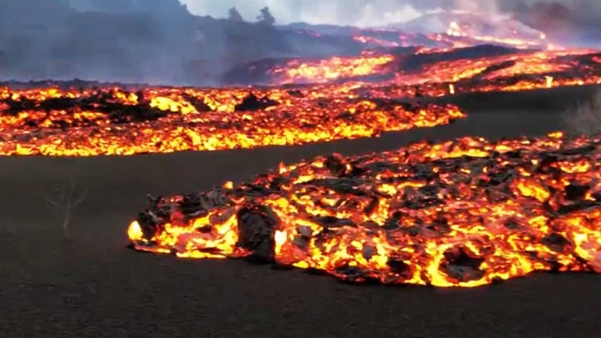 Nuevo río de lava del volcán Cumbre Vieja destruye todo lo que encuentra a su paso
