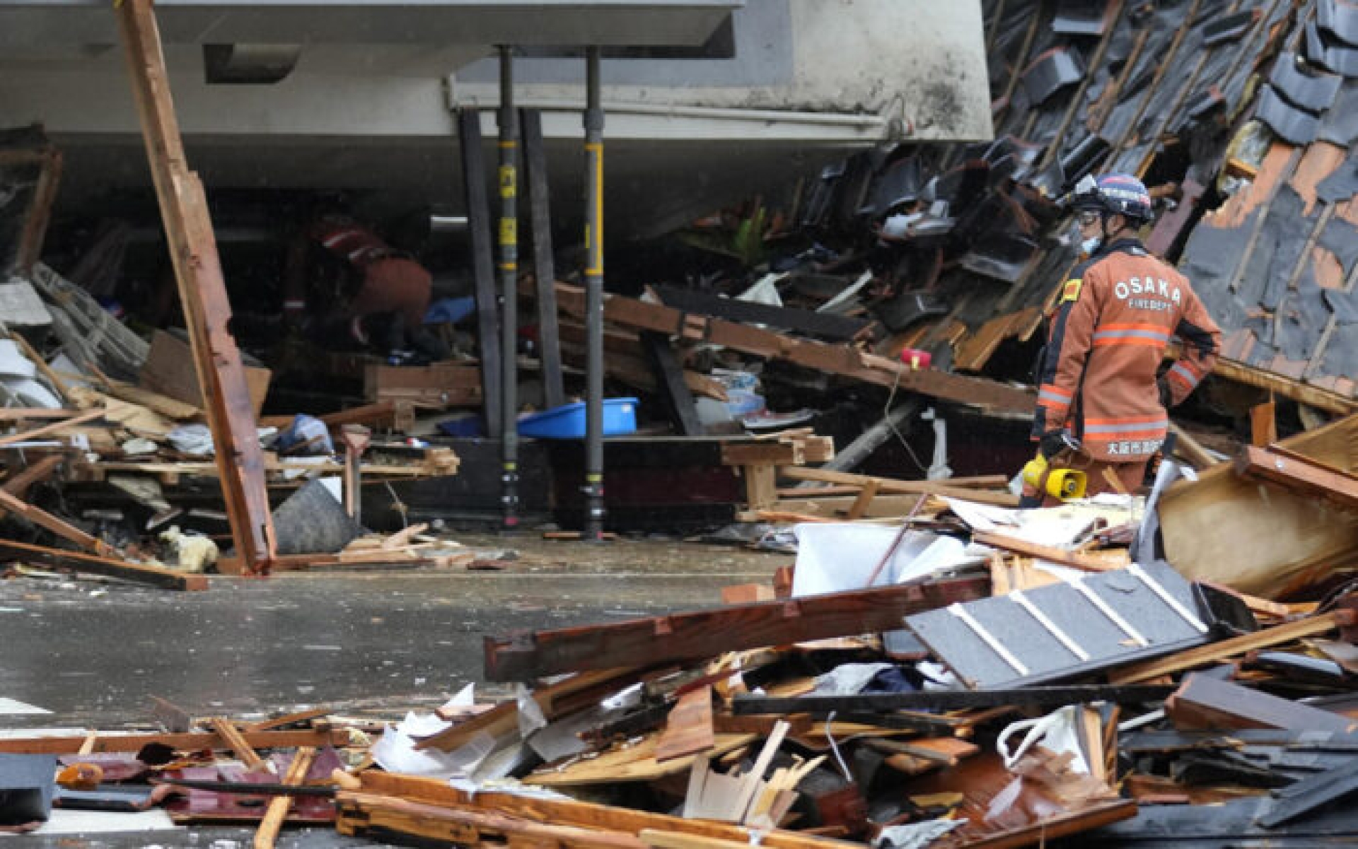 Suman 73 muertos tras devastador terremoto en Japón