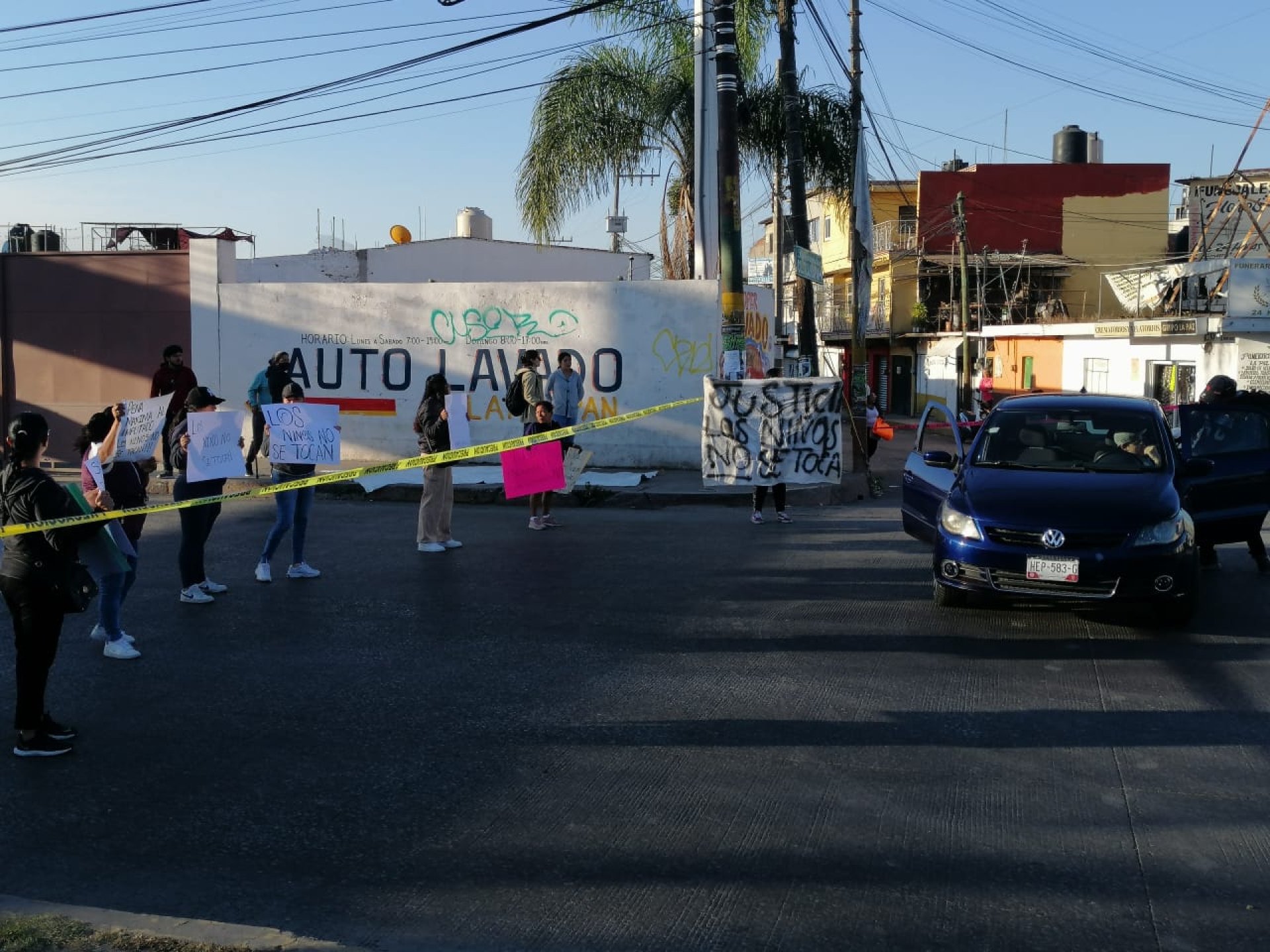 Exigen justicia madres y padres de familia de escuela de Tlahuapan; nuevamente bloquean bulevar