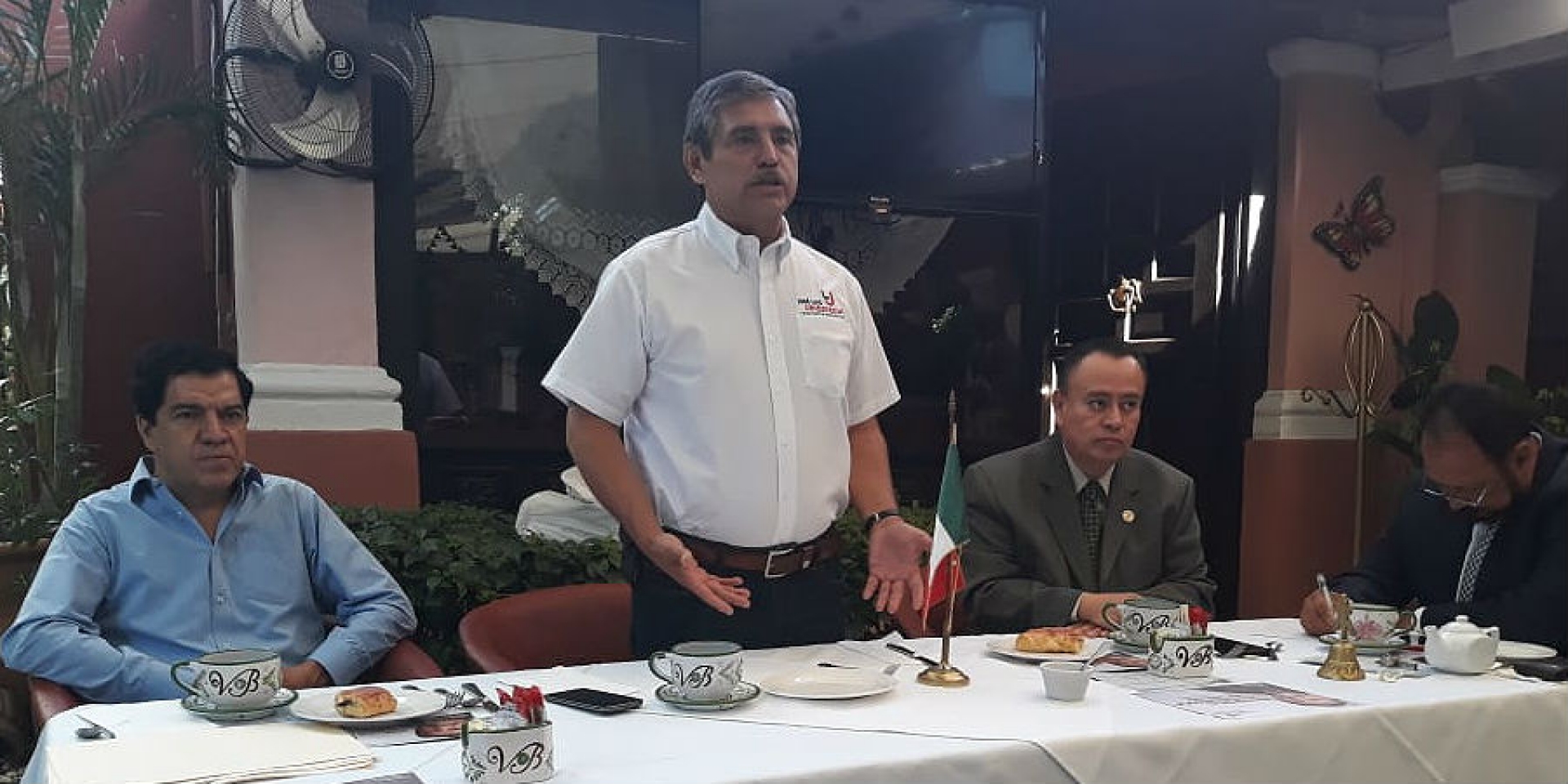 Se reúne candidato independiente a la alcaldía de Cuernavaca con la agrupación 'Amigos de Cuauhnáhuac'