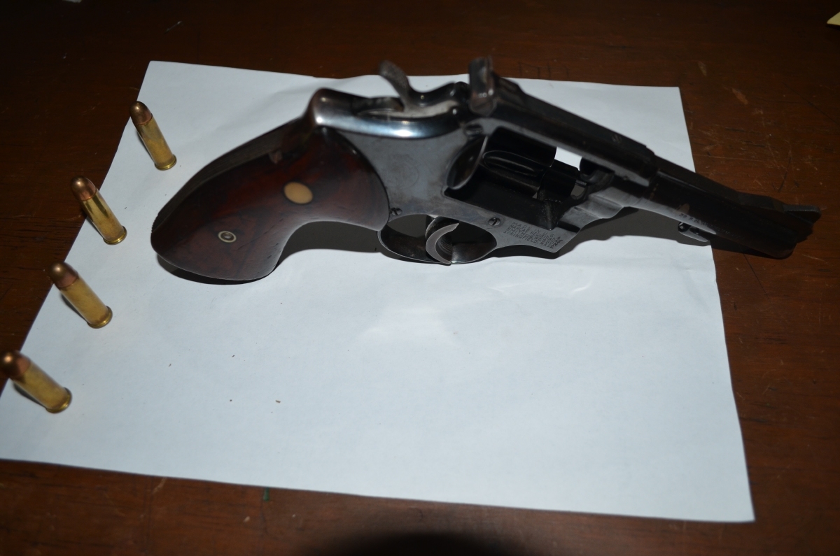 Fueron arrestados en posesión de un revolver