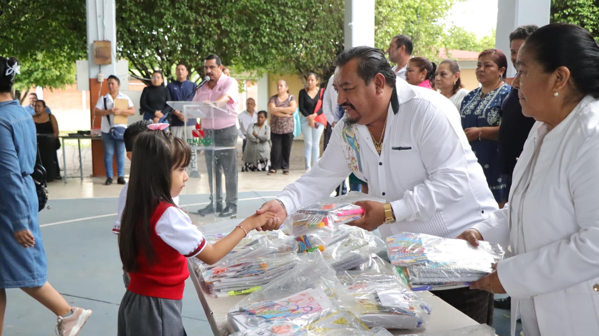 Autoridades de Temixco comienzan entrega de útiles escolares a primarias