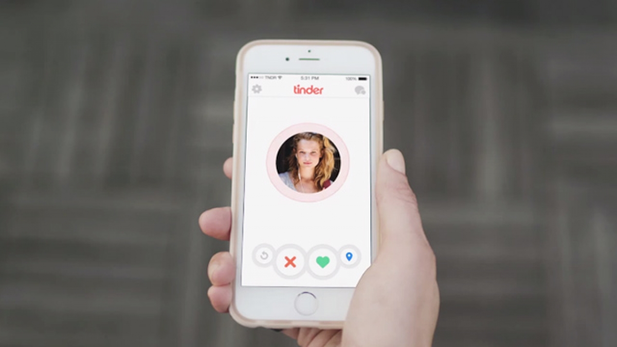 Warner prepara una película sobre Tinder