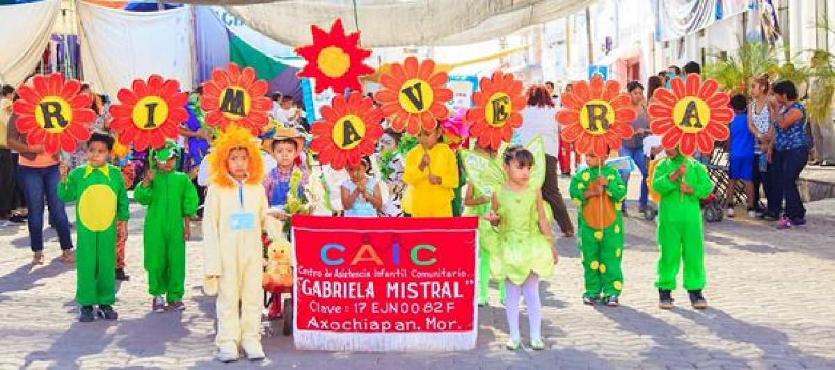 Cerca de 500 niñas y niños participaron en el desfile de primavera en Axochiapan
