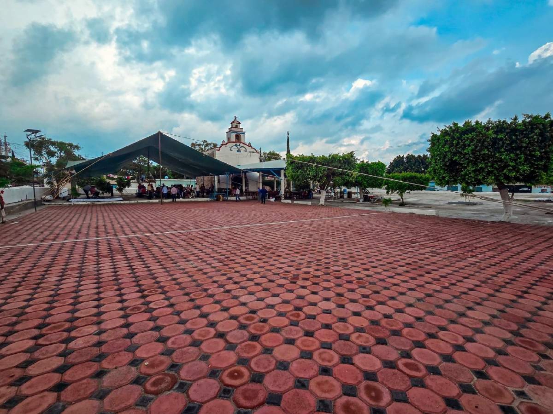Entregan remodelación del atrio de la parroquia de Tecajec