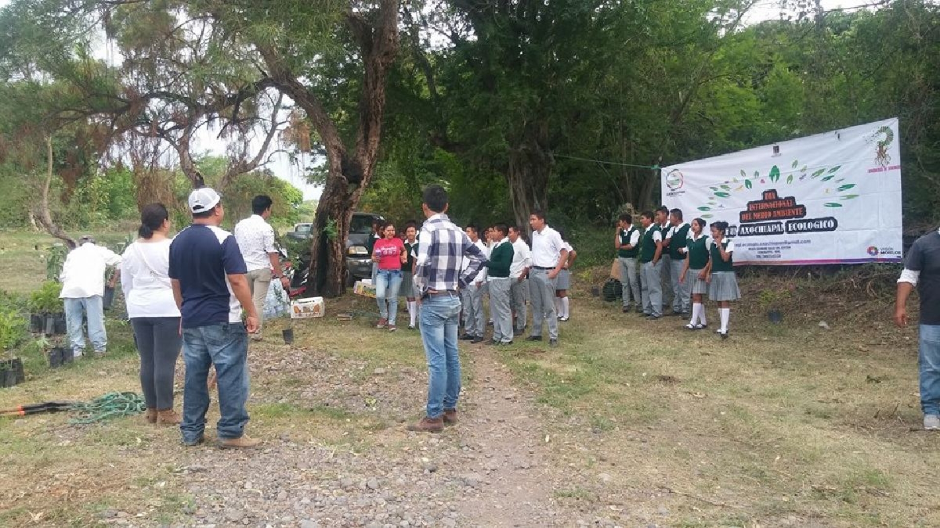 Estudiantes de Axochiapan reforestaron la comunidad de Atlacahualoya