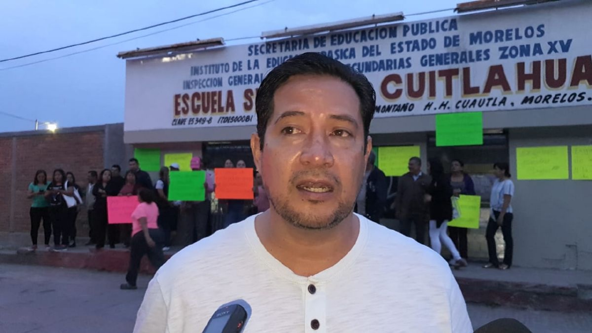 Profesores de secundaria de Cuautla realizan paro de brazos caídos