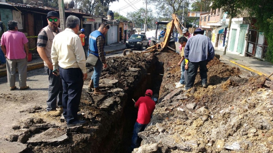 El taponamiento por basura colapsó el drenaje en la avenida Universidad
