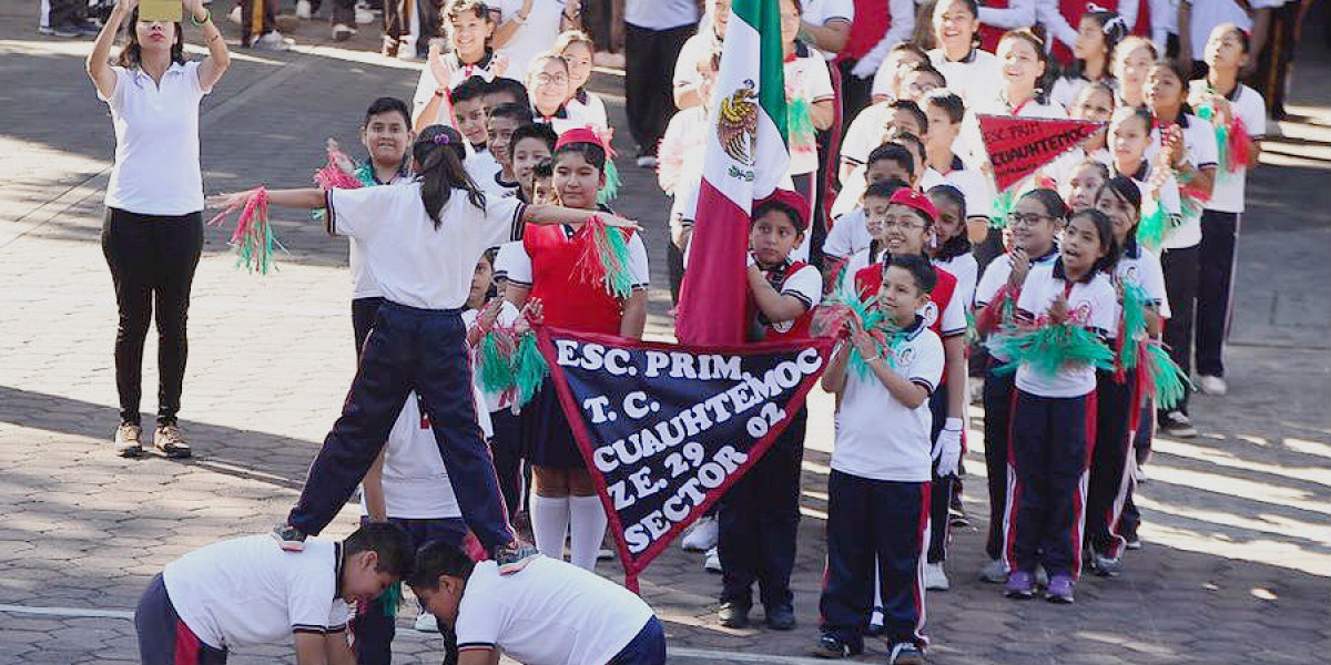 Realizan desfile por el 107 aniversario de la Revolución Mexicana
