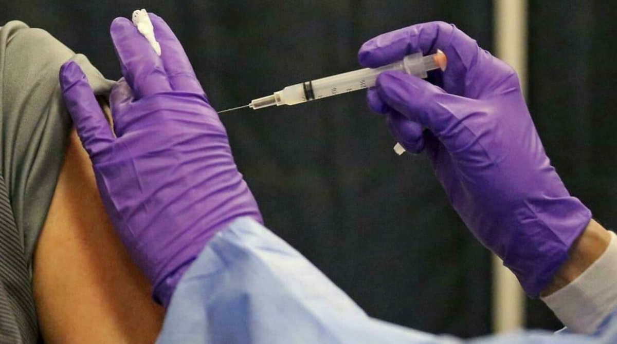 Estados Unidos no descarta aprobar vacuna COVID de refuerzo