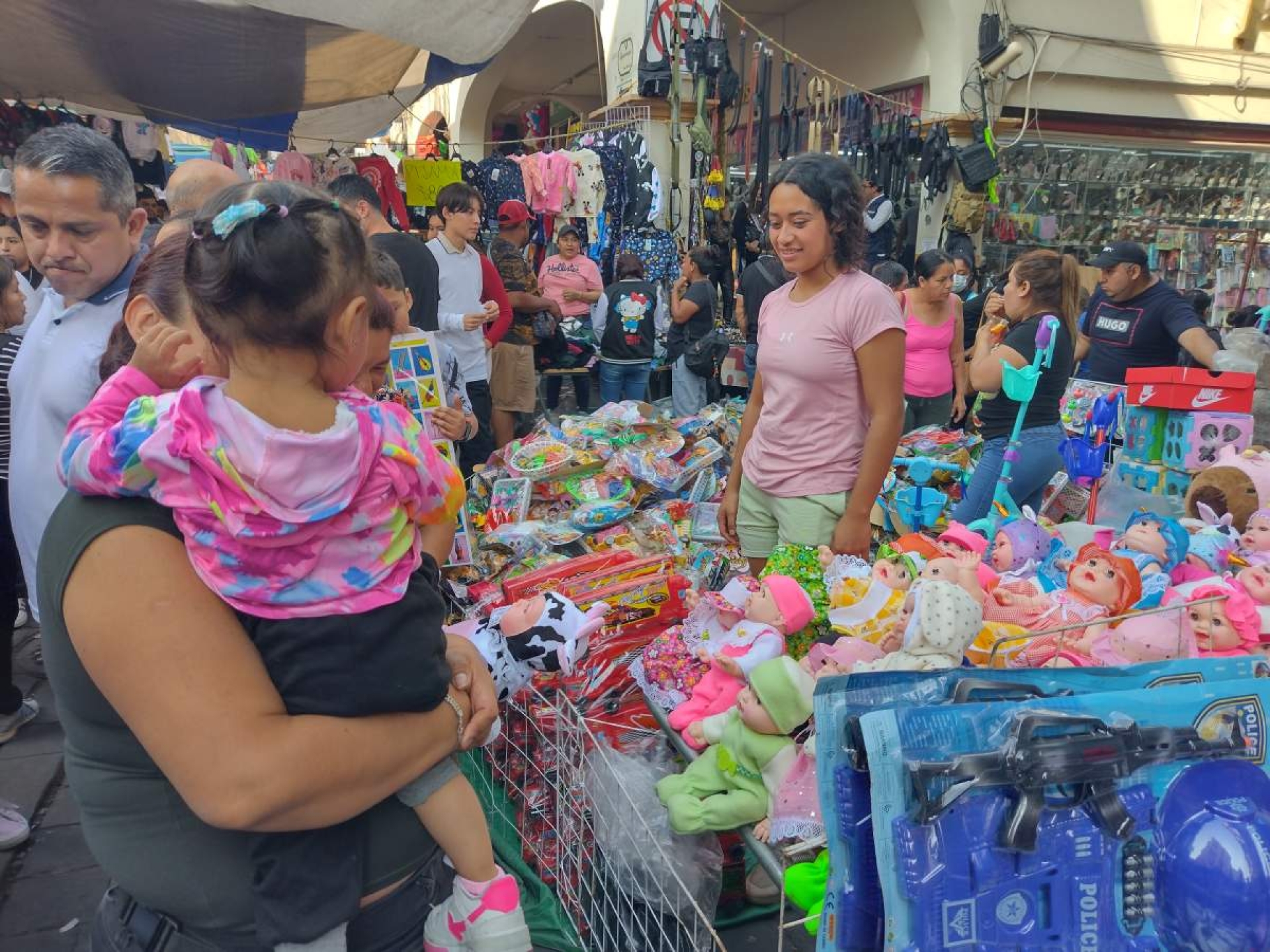 Más de 200 vendedores llenan las calles del primer cuadro