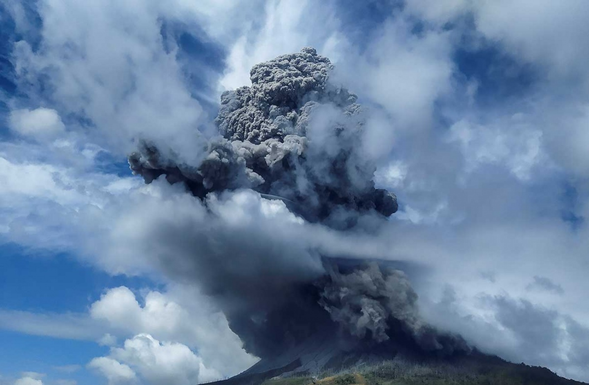Volcán Sinabung vuelve a hacer erupción en Indonesia